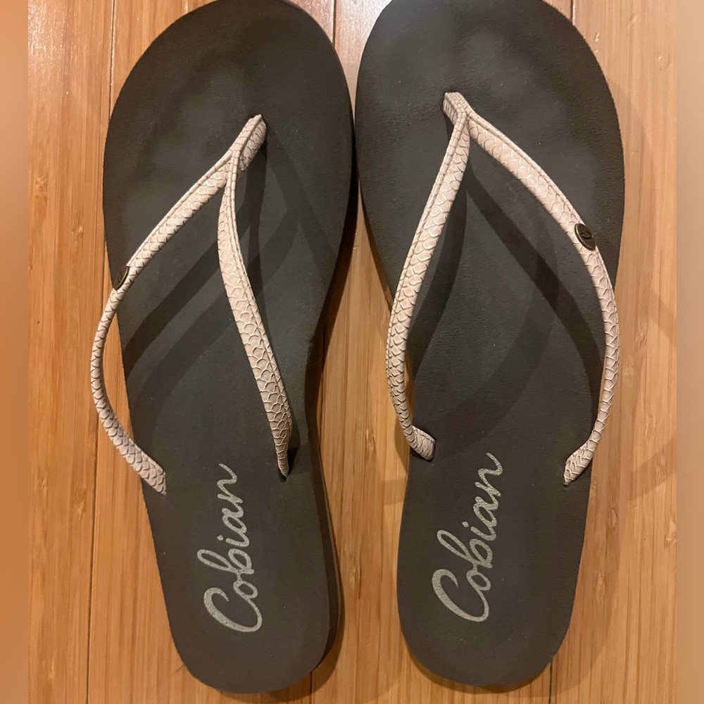 Women’s Flip Flops Cream with Brown Sole Size 9